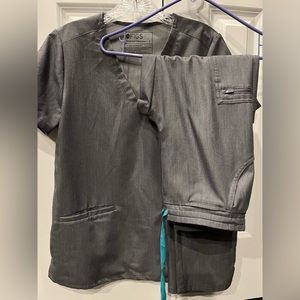Women’s Figs Scrub set: small Yola pants and small Casma top in Graphite